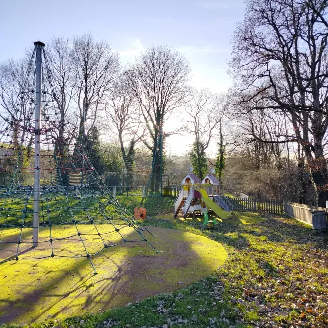 Aire de pique-nique de l'aire de jeux_Fraisse-sur-Agout