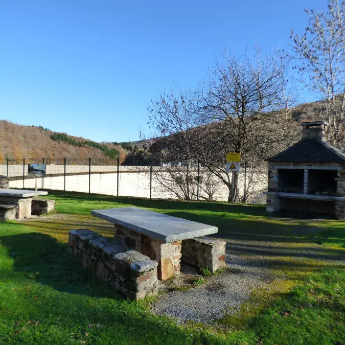 Aire de pique-nique du barrage du Laouzas_Nages