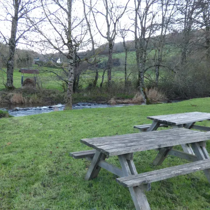 Aire de pique-nique en bord de rivière_Nages