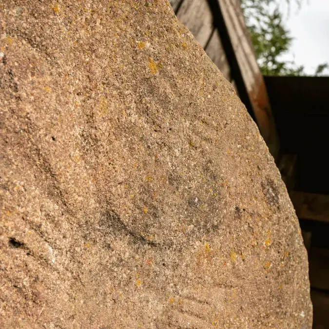 Gravures en relief sur la statue-menhir
