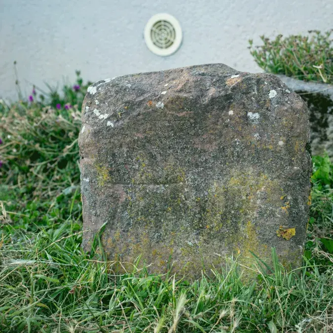 Vue rapprochée de la statue-menhir
