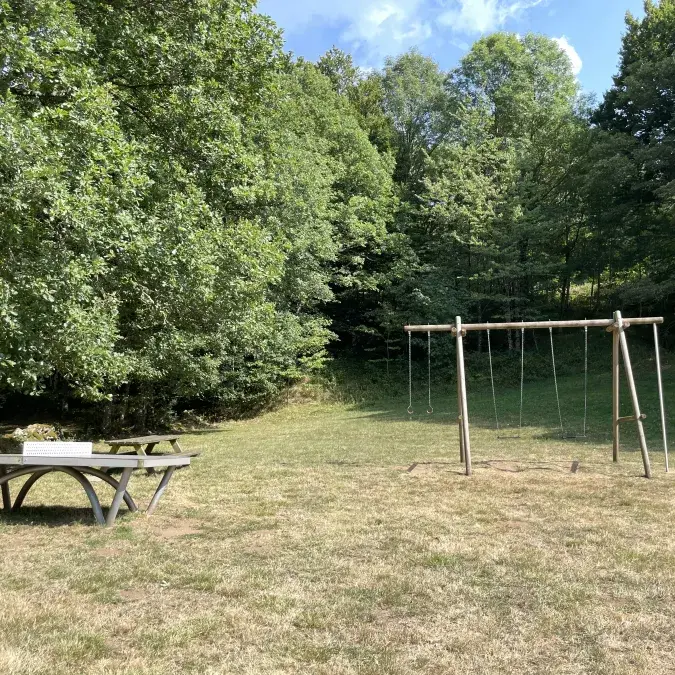 Balançoires et ping-pong en pleine nature