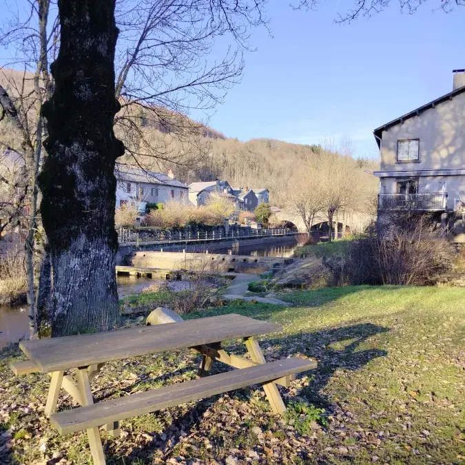 Aire de pique-nique de l'aire de jeux_Fraisse-sur-Agout