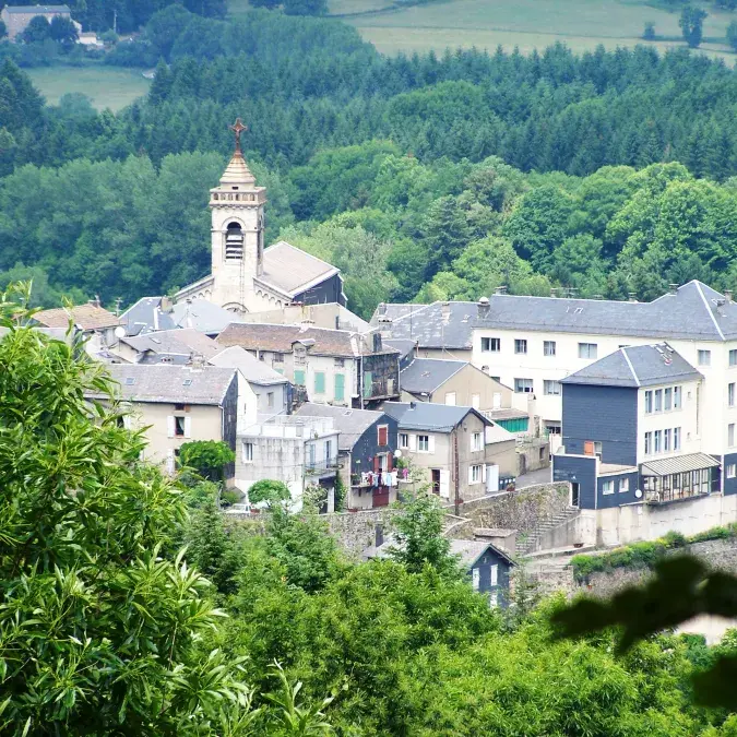 Vue de l'église dans le village
