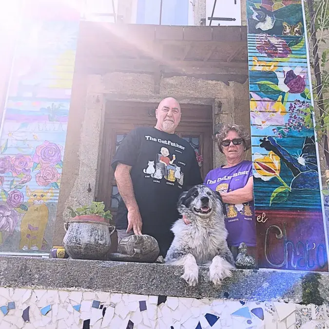 Vos hôtes devant la façade du Chat'O