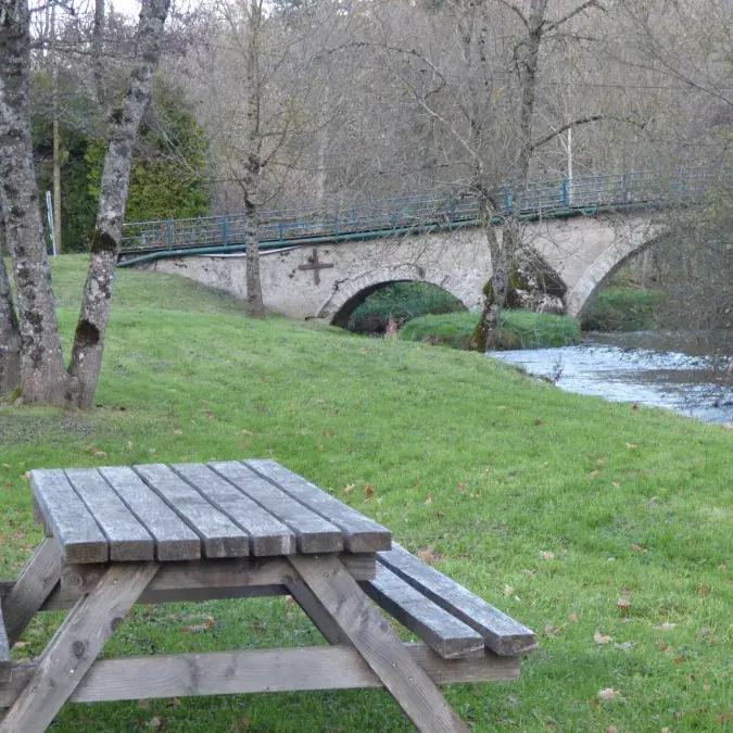 Aire de pique-nique en bord de rivière_Nages