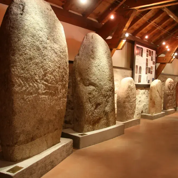 Salle d'exposition de statues menhirs