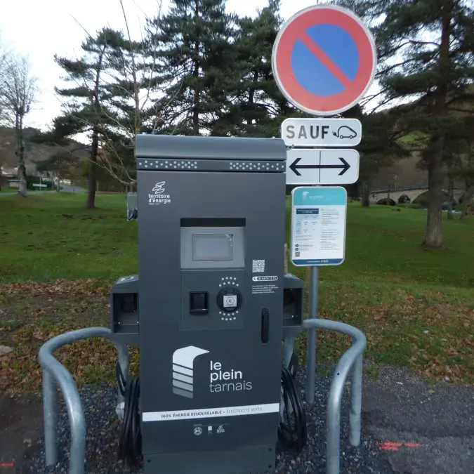 Aire de pique-nique en bord de rivière_Nages