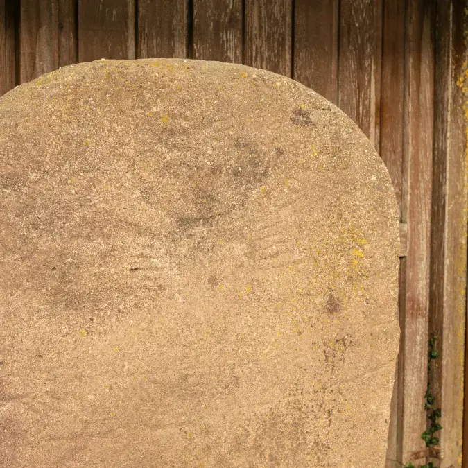 Vue rapprochée de la statue-menhir abritée
