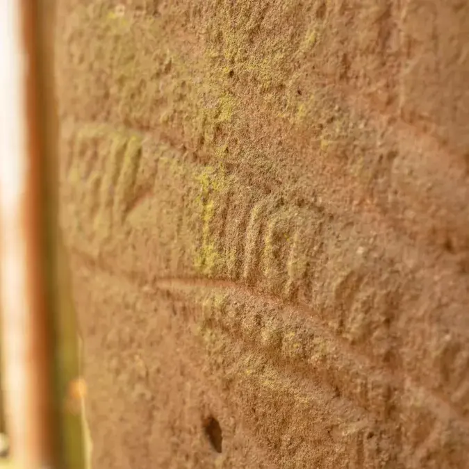 Détail de la ceinture gravée sur la statue-menhir