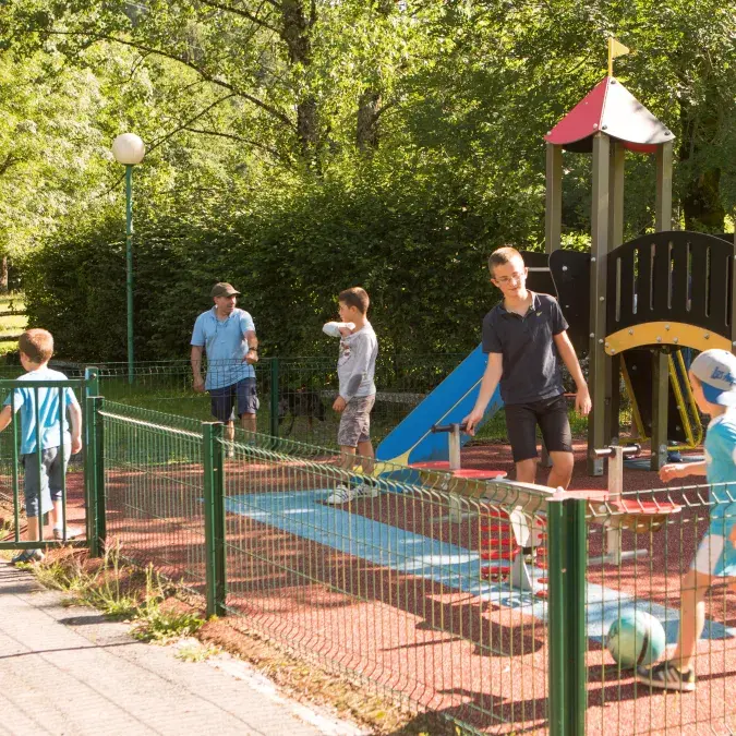 Toboggan, mini-mur d'escalade, ...