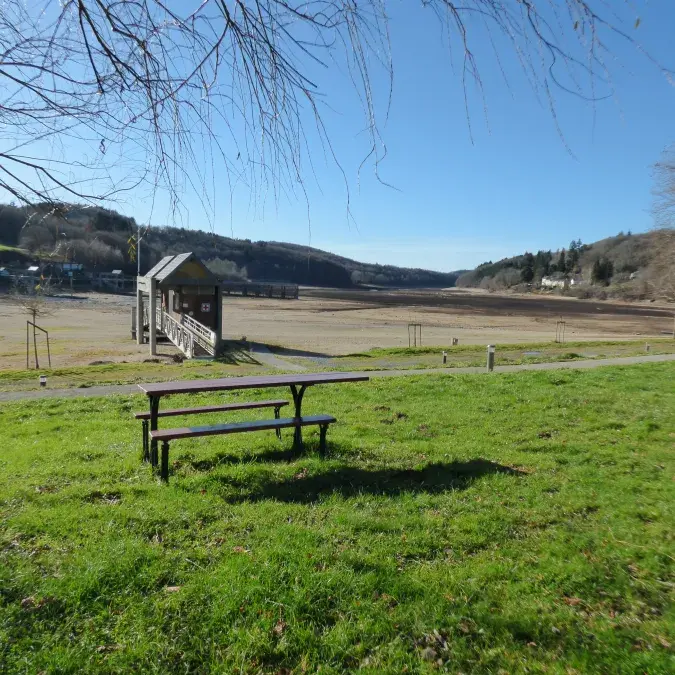 Aire de pique-nique de la base de loisirs (aire de jeux)_La Salvetat-sur-Agout