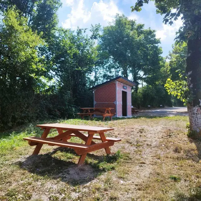 Aire de pique-nique ombragée au cœur de La Trivalle