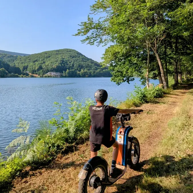 Balade en trottinette électrique au Lac du Laouzas