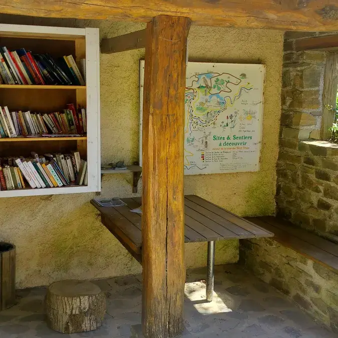 Aire de pique-nique - Boîte à livres_Gijounet