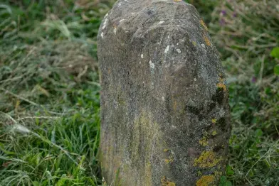 Statue-menhir d’Ouradou 3 vue de trois-quarts