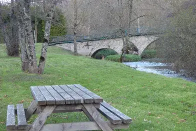 Aire de pique-nique au bord du Viau