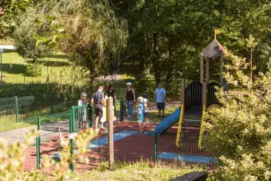Aire de jeux au bord du lac
