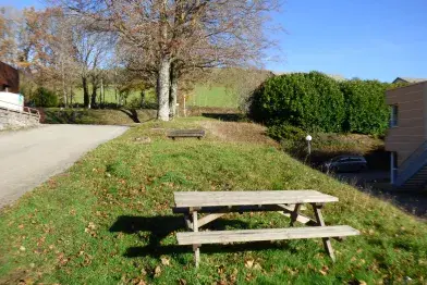 Aire de pique-nique de la salle des fêtes_Murat-sur-Vèbre