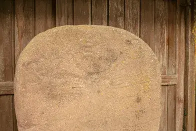 Détail du visage et des bras gravés