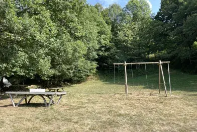 Balançoires et ping-pong en pleine nature