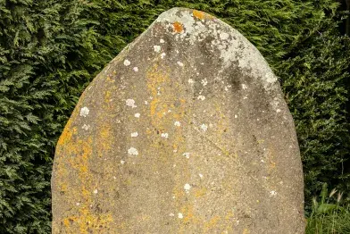 Vue rapprochée de la statue-menhir du Moulin de Louat