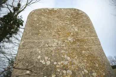 Détail de la partie supérieure de la statue-menhir de Rieuviel 1