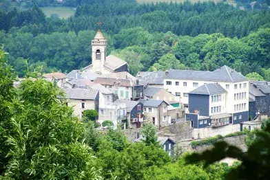Vue de l'église dans le village