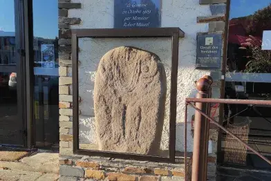 Statue-menhir à lumière rasante
