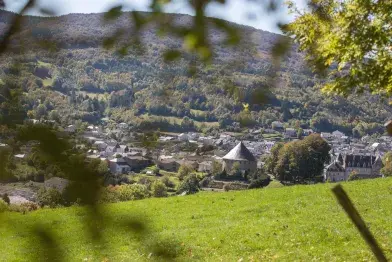 Vue sur Lacaune, le château et la tour de Calmels
