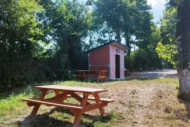 Aire de pique-nique ombragée au cœur de La Trivalle