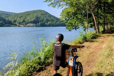 Balade en trottinette électrique au Lac du Laouzas