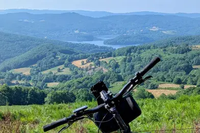 Balade en trottinette électrique sur les hauteurs du lac du Laouzas