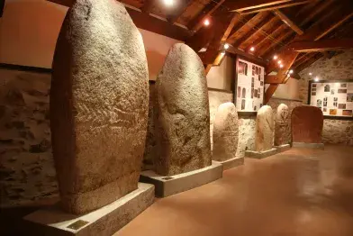 Salle d'exposition de statues menhirs